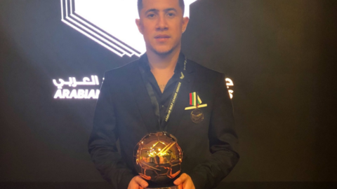 El futbolista colombiano con su trofeo.