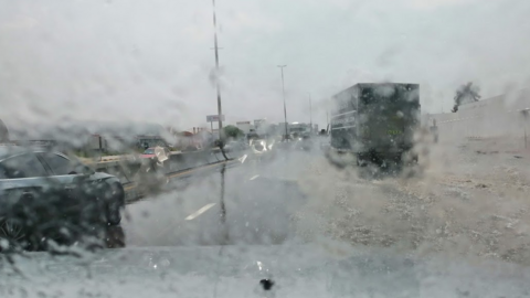 Lluvia en una carretera de Emiratos Árabes. (EL CORREO)