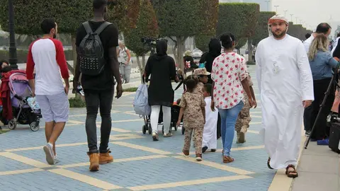 Ambiente multicultural en la Corniche de Abu Dhabi. (R. Pérez / EL CORREO)