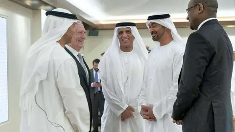 El príncipe heredero de Abu Dhabi habla con James Mattis, ex secretario de Defensa de Estados Unidos, en presencia del jeque de Ras Al Khaimah, entre otros. (Ministerio de Asuntos Presidenciales)