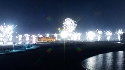 Fuegos artificiales en Emiratos Árabes. (EL CORREO)