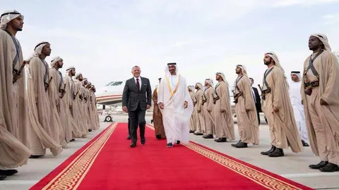 El rey de Jordania junto al príncipe heredero de Abu Dhabi en el aeropuerto Al Bateen.