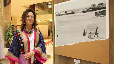 La artista española María José Rodríguez Escolar ante una de sus obras en una exhibición en Dubai. (EL CORREO)