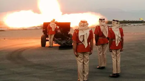 Momento del cañonazo que marca la hora del Iftar en Ras Al Khaimah. (A. Cruzado / EL CORREO)