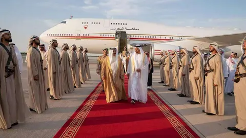 El príncipe heredero de Abu Dhabi recibe al rey de Bahréin.