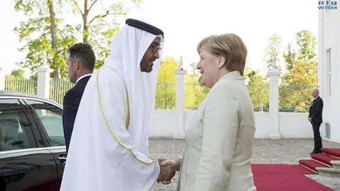 Ángela Merkel saluda al príncipe heredero de Abu Dhabi a su llegada a Berlín.