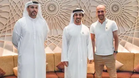 Guardiola en Abu Dabi con el propietario  del Manchester el jeque Mansour bin Zayed Al Nahyan a su derecha y el Presidente del Club el jeque Khaldoun al-Mubarak.