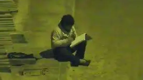 La imagen del niño estudiando en la calle conmovió al empresario de Bahréin.