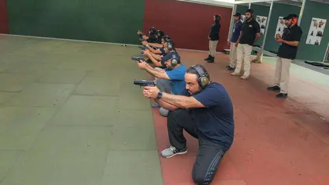 Participantes en el Torneo de Tiro de la Policía de Abu Dhabi.