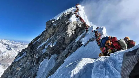 En la imagen de AFP, alpinistas esperan su turno para llegar al Everest en mayo de 2019.