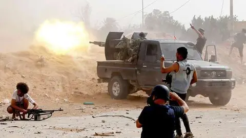 En la imagen de AFP, combates en la capital de Libia.