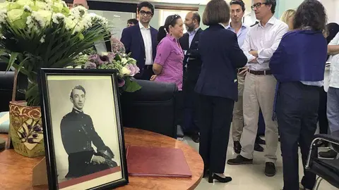 Fotografía de John Ewart que presidió el Memorial. A la derecha, el embajador de España conversa con su esposa, Inocenta Sánchez, y con su hijo Edward. (EL CORREO)