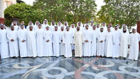 El jeque Mohammed con la junta directiva del Al-Ahli. 