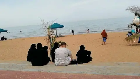 Ciudadanos de Emiratos Árabes en una playa de Ras Al Khaimah. (EL CORREO)
