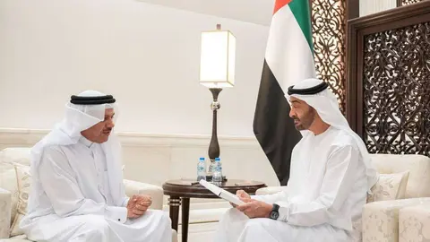 El príncipe heredero de Abu Dhabi junto al secretario general del Consejo de Cooperación del Golfo.