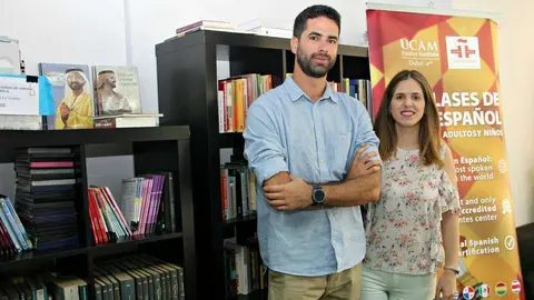 El coordinador académico de UCAM Dubai, Alberto Fernández -izquierda-, y la directora de Marketing del centro, Esther Galán, en la sede del Instituto Español. (EL CORREO)