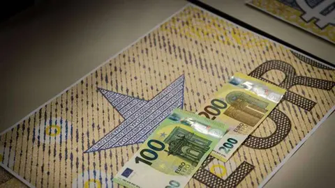 Billetes nuevos de 100 y 200 euros.