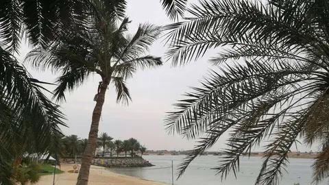 Cielos cubiertos en una playa de Abu Dhabi. (EL CORREO)
