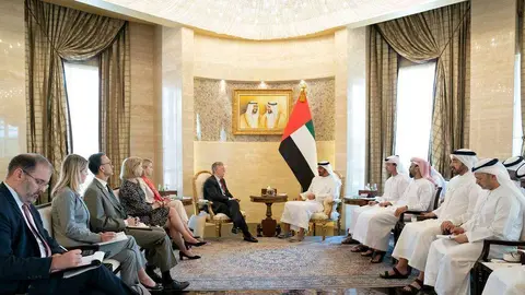Encuentro del príncipe heredero de Abu Dhabi y del asesor de Seguridad Nacional de EEUU junto a sus equipos en Emiratos Árabes. (WAM)