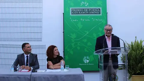 El premiado, Manuel Jurado, durante la lectura de varios poemas de ‘La destrucción del cielo’. (Cedida)