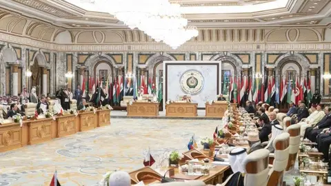 El rey Salman preside la cumbre del CCG en el Palacio de Al-Safa. (WAM)