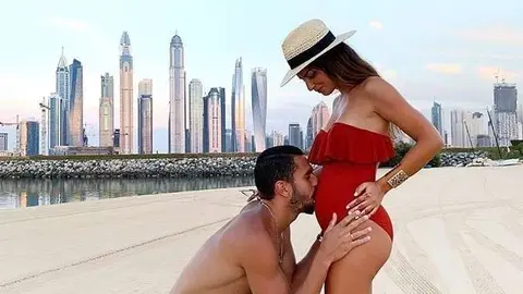 El jugador del Atlético y su mujer con Dubai Marina al fondo.