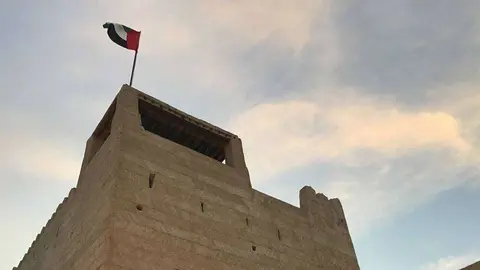 La bandera de Emiratos Árabes ondea sobre el Fuerte de Ras Al Khaimah. (EL CORREO)
