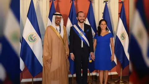El embajador de Emiratos Árabes en México, Ahmed Hatem Al Menhali junto al presidente de El Salvador y su esposa.