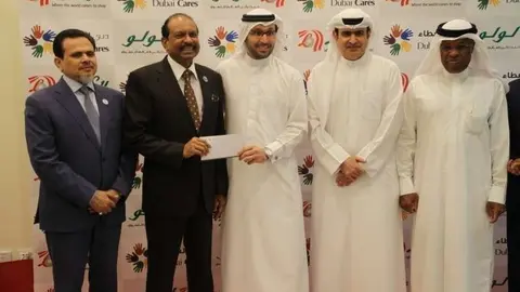 En la imagen el presidente de Lulu Group, segundo por la izquierda.