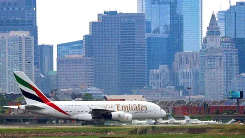 Un A380 de Emirates en la ciudad de Boston.