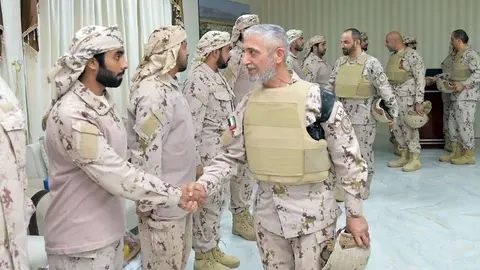 Comandantes emiratíes saludan a los soldados en Yemen.