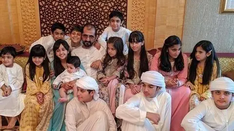 El gobernante de Dubai rodeado de jóvenes miembros de su familia.