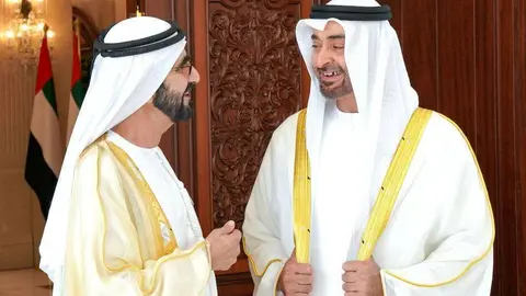 Los jeques Mohammed bin Rashid Al Maktoum -izquierda- y Mohamed bin Zayed Al Nahyan durante los actos con motivo del Eid al Fitr. (WAM)