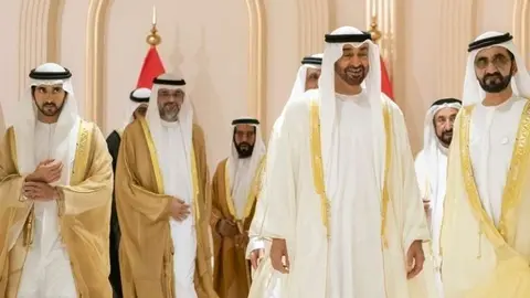 El jeque Hamdan a la izquierda junto al príncipe heredero de Abu Dhabi y el gobernante de Dubai.