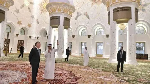 Aspecto de la sala principal de la Gran Mezquita Zayed durante la visita que realizó el ex presidente colombiano Juan Manuel Santos. (Manaf K. Abbas / EL CORREO)