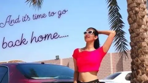 La modelo india Roshni Moolchandani subió su última foto a Instagram desde Muscat.