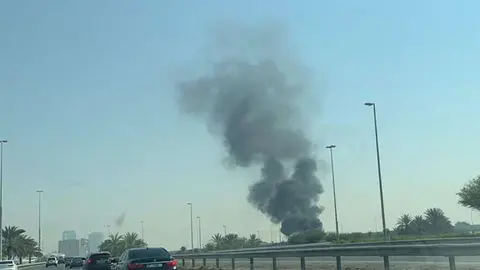 Una columna de humo salía del autobús incendiado.