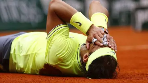 Rafa Nadal llora en París tras ganar Roland Garros 2019.