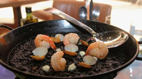 Insuperable arroz negro. (EL CORREO)