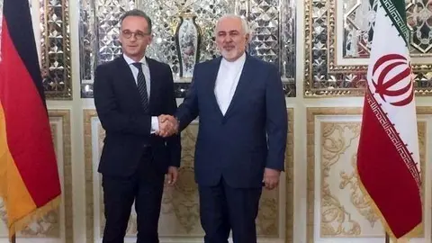 Mohammad Javad Zarif, ministro de Relaciones Exteriores de Irán, da la mano a su homólogo alemán, Heiko Maas, después de su reunión en Teherán, Irán, el 10 de junio de 2019. REUTERS 