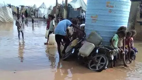 Las fuertes lluvias causaron inundaciones en Adén.