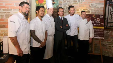 El embajador de España junto a los chefs de los restaurantes españoles en la presentación de la Ruta de la Tapa en Dubai. (EL CORREO)