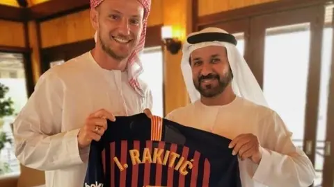 Rakitic junto al presidente del Al Nasr de Dubai.