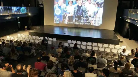 El público accede a la sala de Manarat al Saadiyat para asistir a la proyección de la película española 'También la lluvia. (Marta del Olmo / EL CORREO)