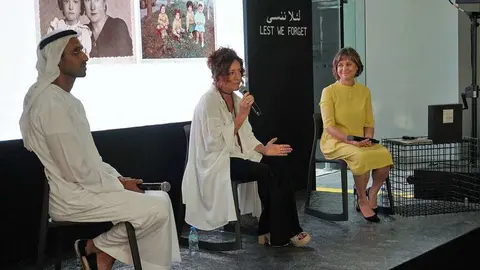 De izquierda a derecha, el ministro de Estado Zaki Nusseibeh, la artista española María José Rodríguez y Michele Bambling, directora creativa de Lets We Forget, durante el coloquio. (Marta del Olmo / EL CORREO)