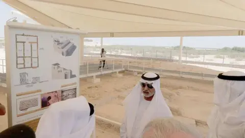 El ministro de Cultura de Emiratos ante los restos de la iglesia cristiana en EAU.