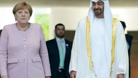 La canciller alemana y el príncipe heredero de Abu Dhabi durante su encuentro en Berlín.
