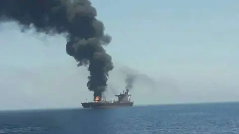 Petrolero noruego en llamas en el Mar Arábigo.