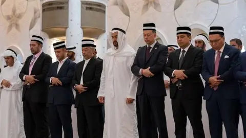 A la izquierda del príncipe heredero de Abu Dhabi se encuentra el rey de Malasia.
