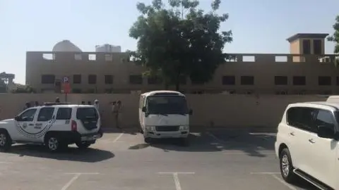 La Policía de Dubai difundió esta imagen del autobús donde viajaba el menor.